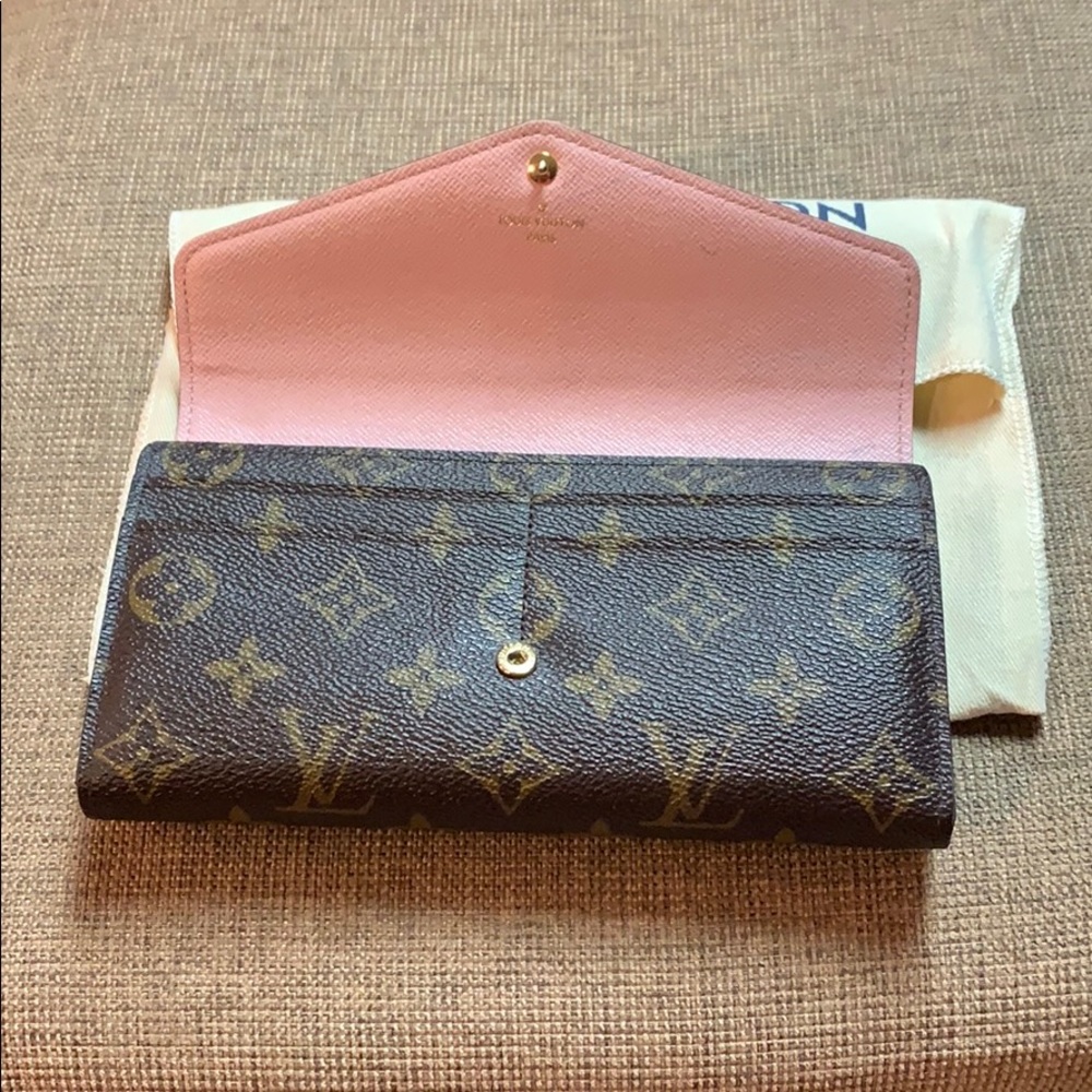 Louis Vuitton - Picture 2 of 8
